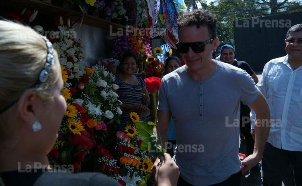 Fonseca canta ' Te mando flores' en el mercado Guamilito