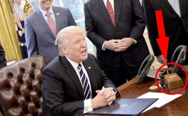 ¿Para qué sirve el botón rojo en el escritorio de Trump?