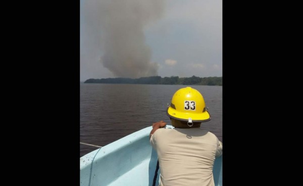 Con helicóptero de la FFAA combaten incendio en parque Jeannette Kawas  