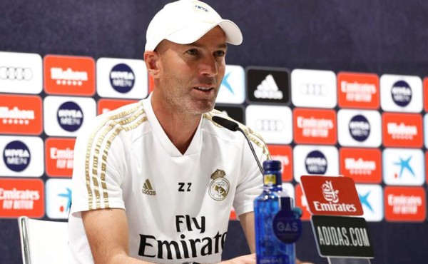 Zidane califica de 'locura' jugarse la Liga en cuatro partidos en once días