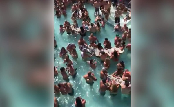 Autoridades en EEUU condenan concurrida fiesta en piscina en plena pandemia