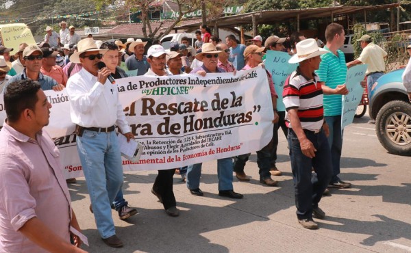 Cafetaleros se toman la carretera CA-5 en Siguatepeque