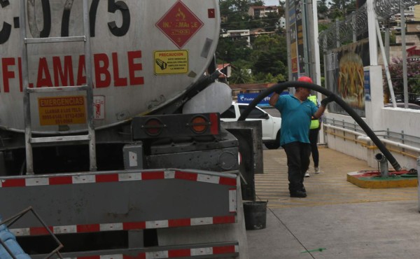 Comienzan a abastecer gasolineras de Honduras