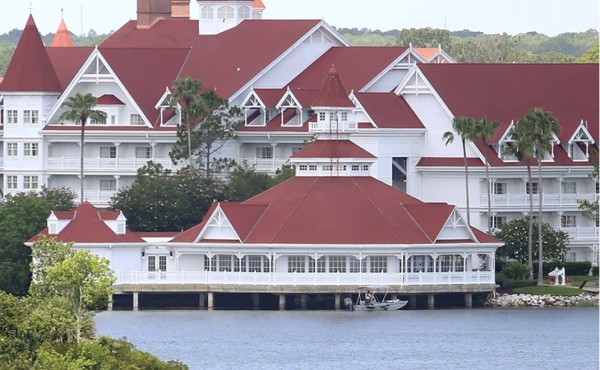 Policía confirma muerte de niño arrastrado por caimán en Disney