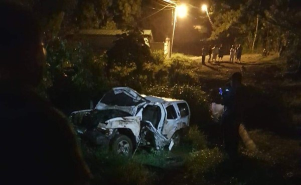 Así quedó el vehículo en el que se conducían los tres hombres que finalmente murieron.