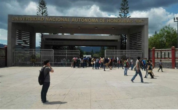 Presuntos universitarios se toman el bulevar Suyapa en Tegucigalpa