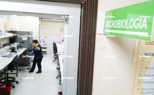 Microbiólogos del hospital Mario Rivas en paro por reajuste salarial