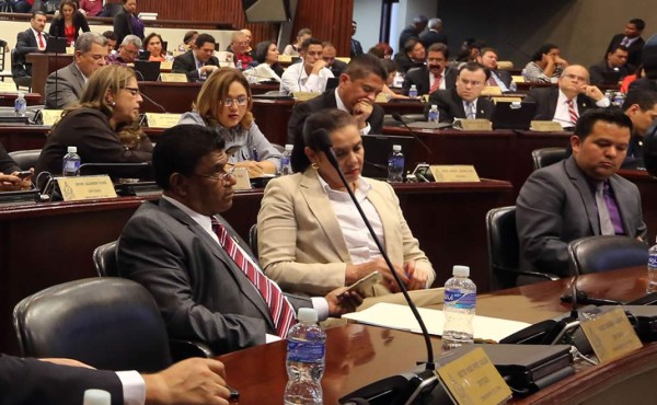 Funcionarios que se excedan en el gasto serán destituidos