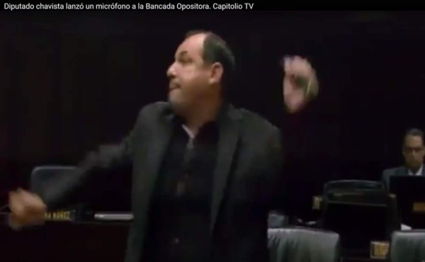 Roa perdió el control y lanzó el micrófono directamente contra el diputado Marcos Bozzo.