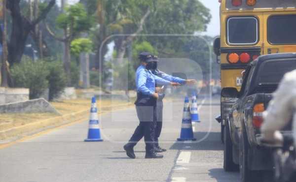 Detenidos, decomiso de vehículos y salvoconductos falsos durante cierre absoluto en San Pedro Sula