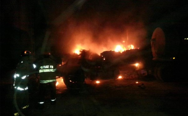 Camión cisterna de combustible se incendia en Choloma
