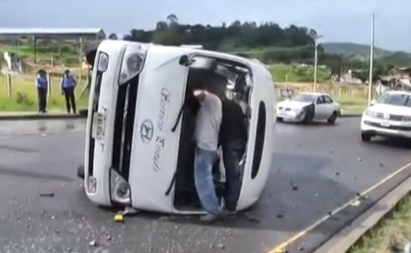 Tres heridos en accidente de bus rapidito en Tegucigalpa