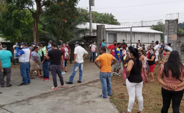 Vendedores protestan para que les abran los mercados en La Ceiba