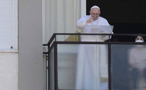El Papa saluda a los fieles desde el balcón del hospital de Roma donde está internado