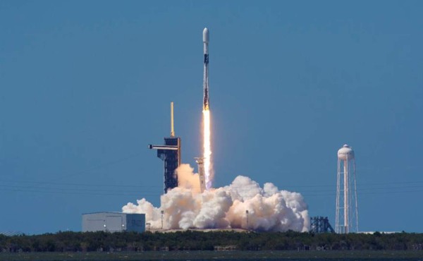 SpaceX envía al espacio 60 satélites para su red de alta velocidad