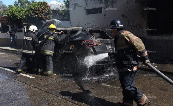 Lujosa camioneta se incendia en el barrio Guamilito de San Pedro Sula