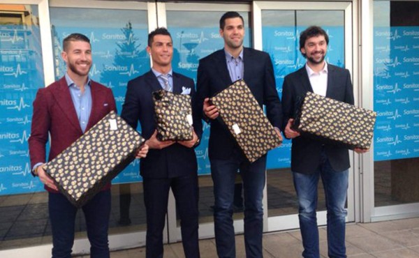 Jugadores del Real Madrid llevan regalos a niños hospitalizados