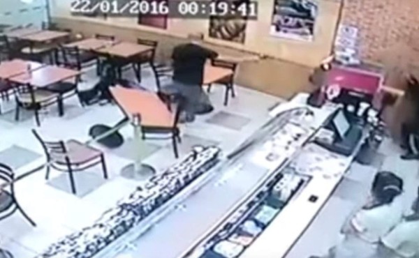 Policía mata a un asaltante y neutraliza a otro en restaurante brasileño
