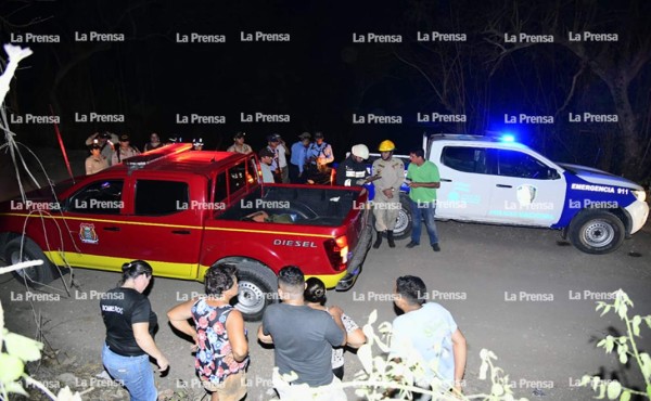 Lo cual provocó que el conductor perdiera el control y se precipitara a una hondonada donde al parecer dio varias vueltas.