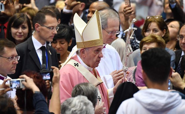 El papa alaba a los religiosos que trabajan 'junto a hermanos musulmanes'