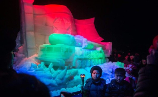 Corea del Norte exhibe versión de hielo de misil intercontinental