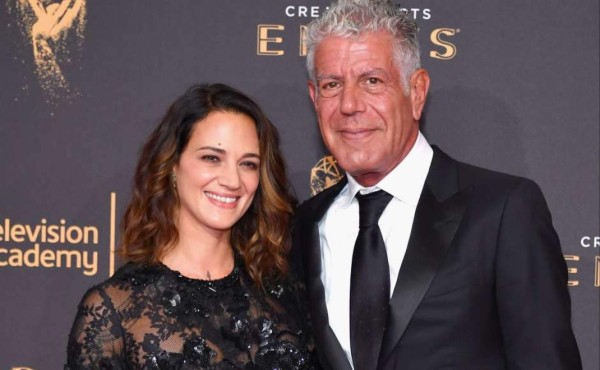 Rose McGowan defiende a novia de Anthony Bourdain, acusada de su muerte