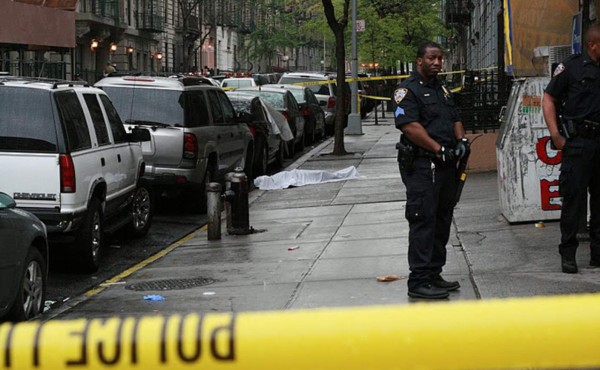 Encuentran a dos mujeres y dos menores muertos en sótano de casa en Nueva York