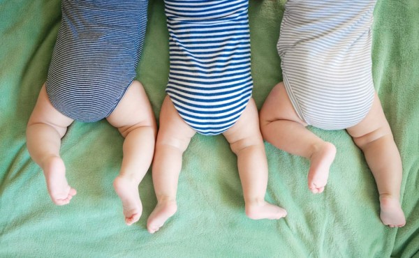 Mujer de EEUU da a luz trillizos tras pensar que sufría cálculos renales