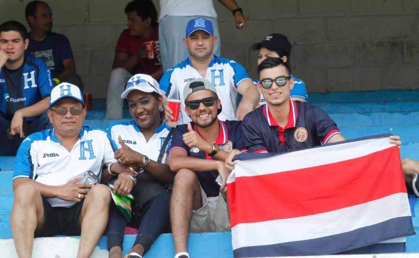 Los ticos ya están animando a su Tricolor en el Morazán