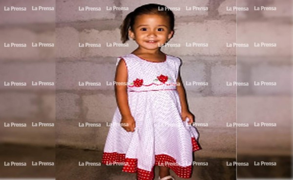 Niña perece al volcar carro conducido por su papá