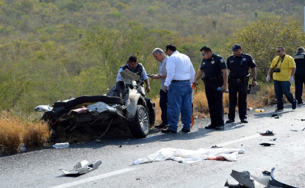 Mueren cinco hondureños tras impactar con una rastra en México