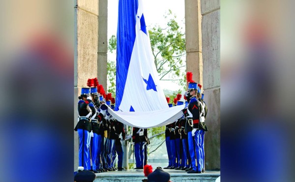 Solemnidad y patriotismo en el inicio de festejos patrios