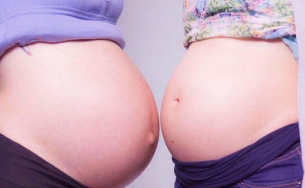 Hombre embaraza al mismo tiempo a su novia y a su suegra