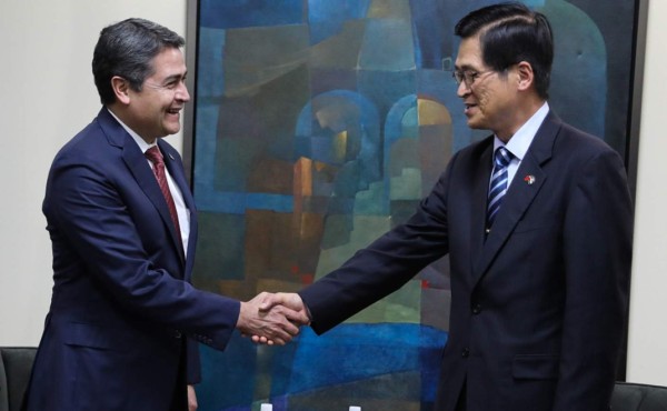 Presidente Hernández recibe al ministro de Defensa de Taiwán