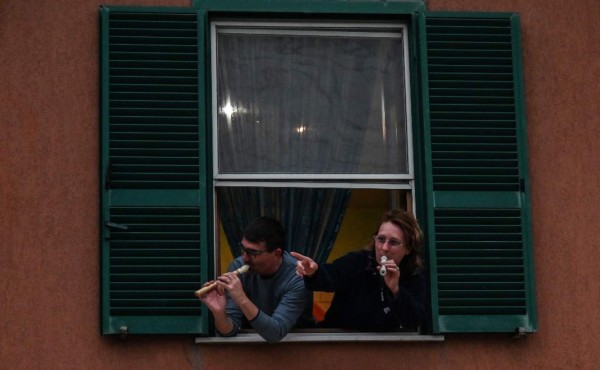 Italianos cantan desde sus ventanas para luchar contra la depresión del virus