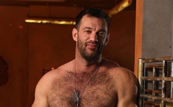 Alumnos descubren que su profesor es actor de cine para adultos