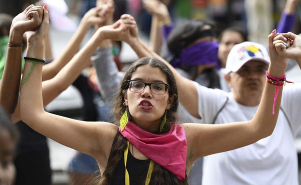 'Un violador en tu camino' pierde fuerza en una Venezuela desgarrada por la política