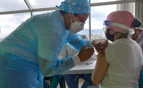 Vacunan a más de 1,600 estudiantes de último año de las ciencias de la salud