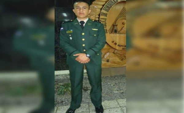 Miembro de las Fuerzas Armadas fallece al chocar su turismo contra un bus