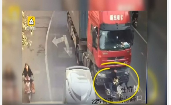 Al estilo Jackie Chan se burla de la muerte en accidente