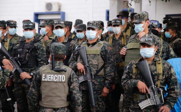 'Tres militares positivos de COVID-19 están en recuperación': Ministro de Defensa