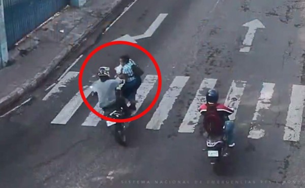 ¡Lamentable! Mujer y su bebé son atropellados por motociclista en Honduras   
