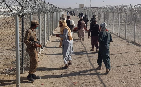 Presidente afgano promete removilizar a ejército para frenar avance de los talibanes