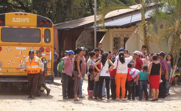 Más de 200 viajeros quedan varados por decomiso de buses