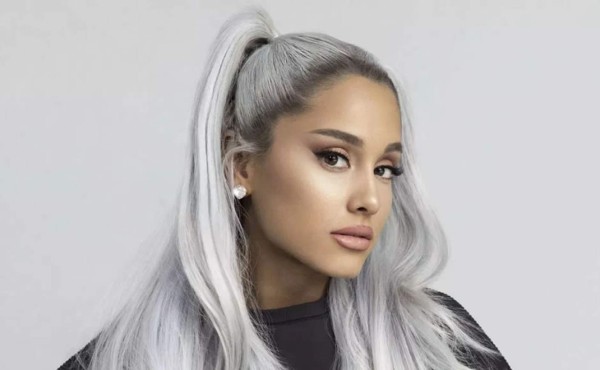 Ariana Grande luce un nuevo tatuaje, ¿de qué se trata?
