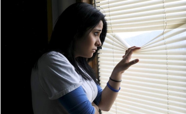 La vecina lo espía y él se deja ver