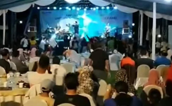 Impactante video muestra momento en que el tsunami de Indonesia arrasa concierto pop