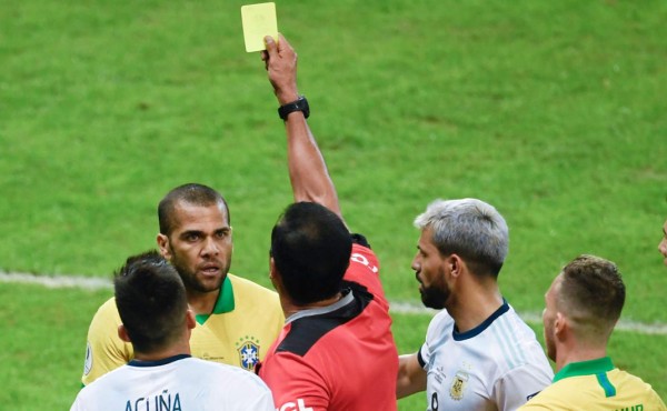 Dani Alves arremete contra el arbitraje del Brasil contra Argentina