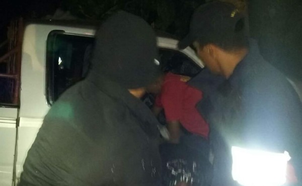 Se salva de milagro al chocar su carro contra un árbol