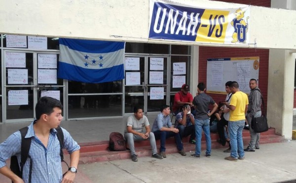 Estudiantes se toman el edificio 3 en la Unah-VS en San Pedro Sula